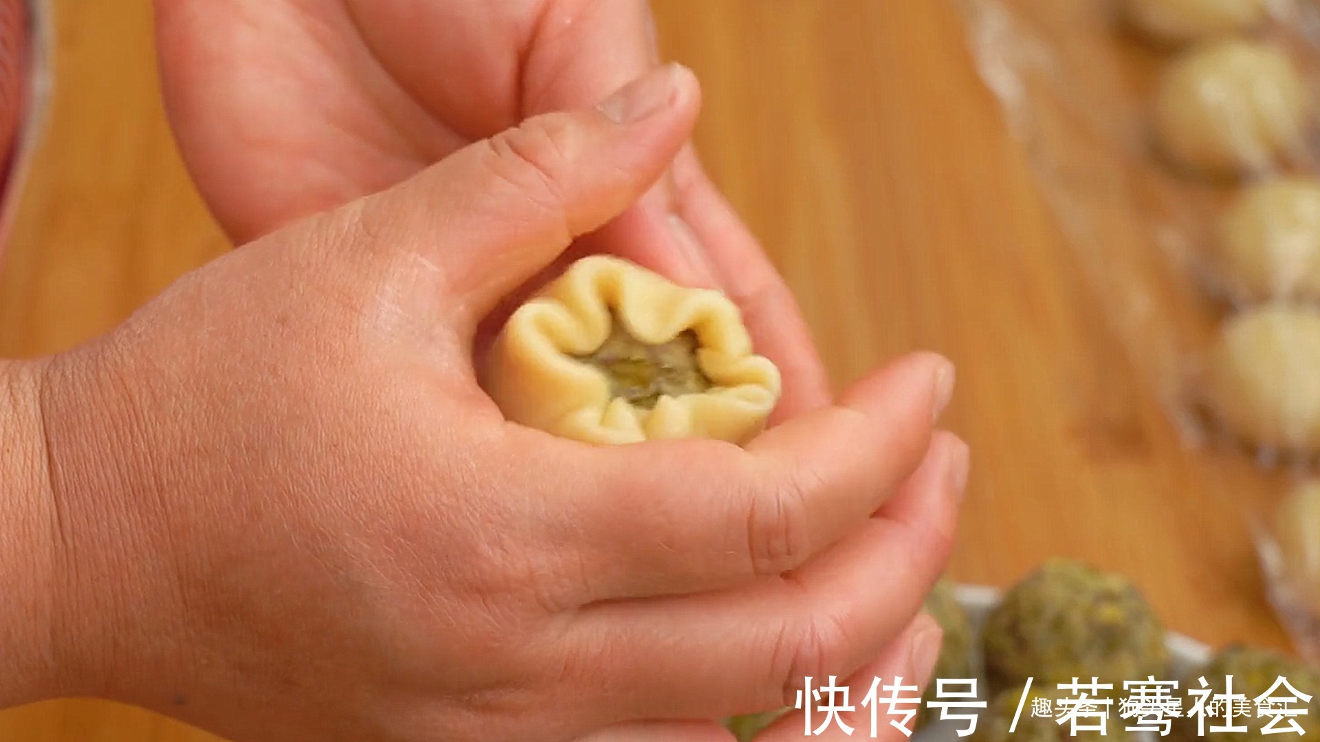 绿豆|自制绿豆饼,不用酥皮不用烤箱,皮薄馅大,清甜不油腻,太香了