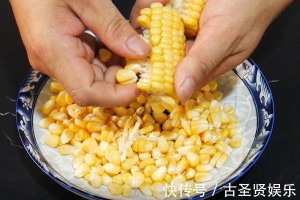 玉米上有个小开关，剪刀一扎一转，玉米粒完整脱落，1分钟剥一盘