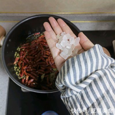 冬天吃秘制麻辣虎皮凤爪，暖身又暖心