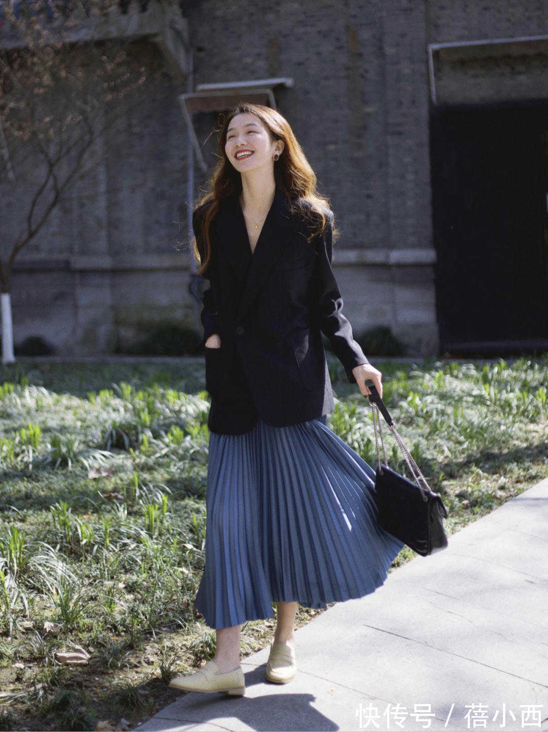 乐福鞋 今年春季火了这3条半身裙,配毛衣和西装都很合适,好看还实用