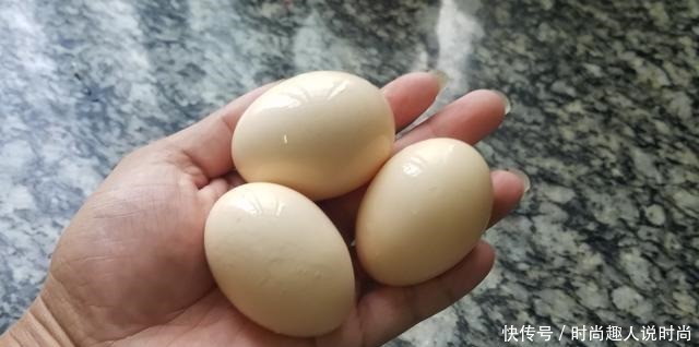 天气炎热,试试这道水煮荷包蛋,不用油也能做,好吃好看又清淡