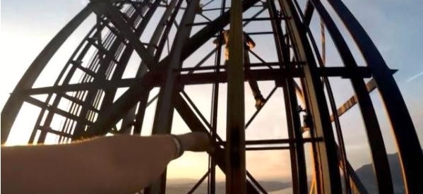 老年|瑞士有一个建在悬崖边上的观光电梯,高度超过150米,云雾环绕