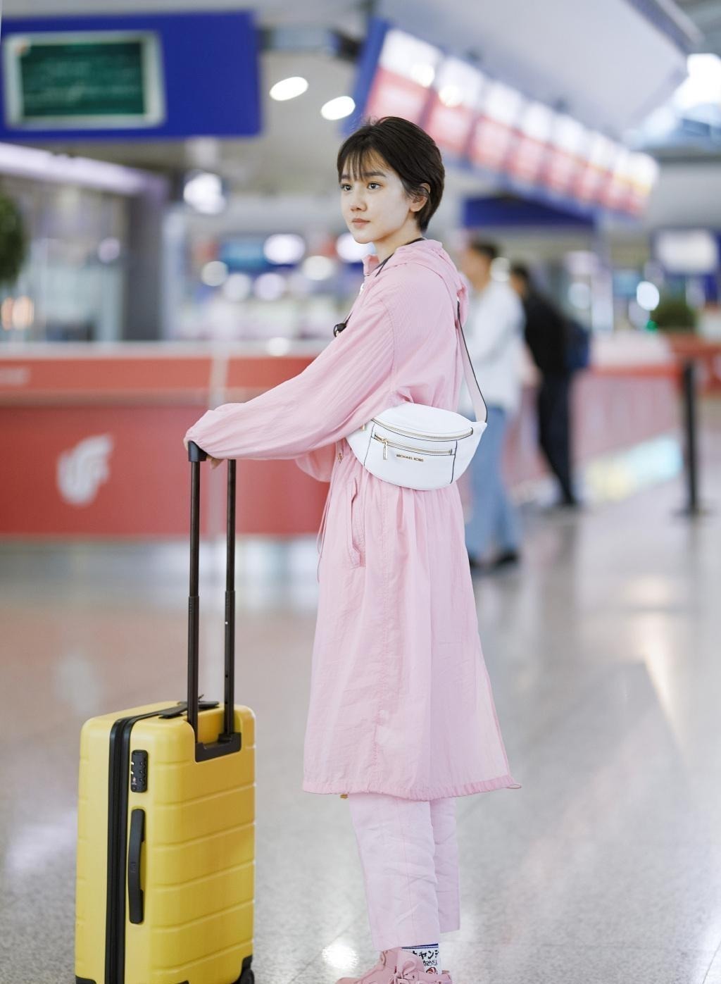 太会|陈小纭真的太会穿了穿黑色连衣裙秀出凹凸有致身材,美出新高度