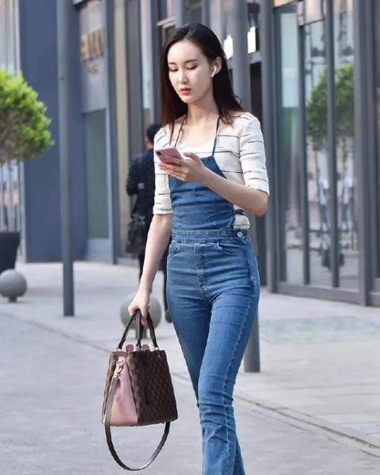 牛仔裤|端庄大方的短发美女,休闲西装搭配蓝色牛仔裤,绽放出不一样的魅力