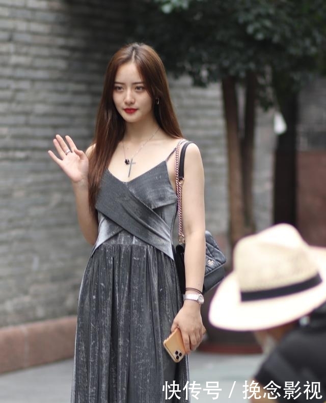 连衣裙的打扮显出典雅气质,穿出不同的感觉