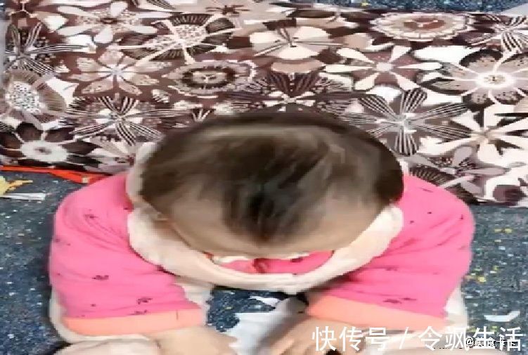 卫生纸|1岁萌宝自己玩游戏，妈妈一看，这游戏真省钱呐