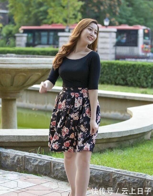 半袖衬衫 黑色半袖衬衫搭印花裙,都属于比较稳重的风格,微胖女孩可以驾驭!