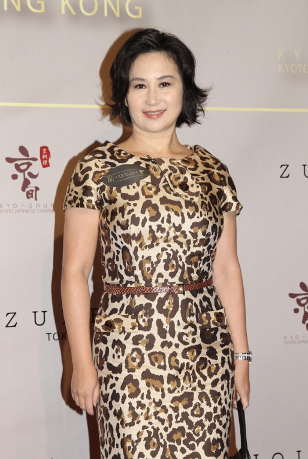 利落|何超琼不愧是“名门闺秀”，粉色上衣配短裤利落大气，减龄优雅