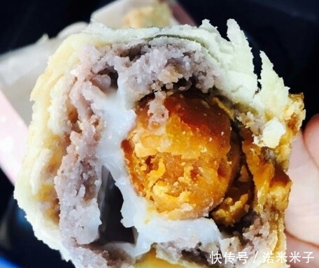 好吃|自制酥脆掉渣的麻薯肉松蛋黄酥,一口爱上,好吃到没朋友!