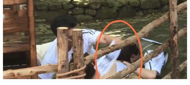 王嘉尔|《跑男》最心机嘉宾,当着镜头诉说委屈,受人帮助不感恩还撕名牌