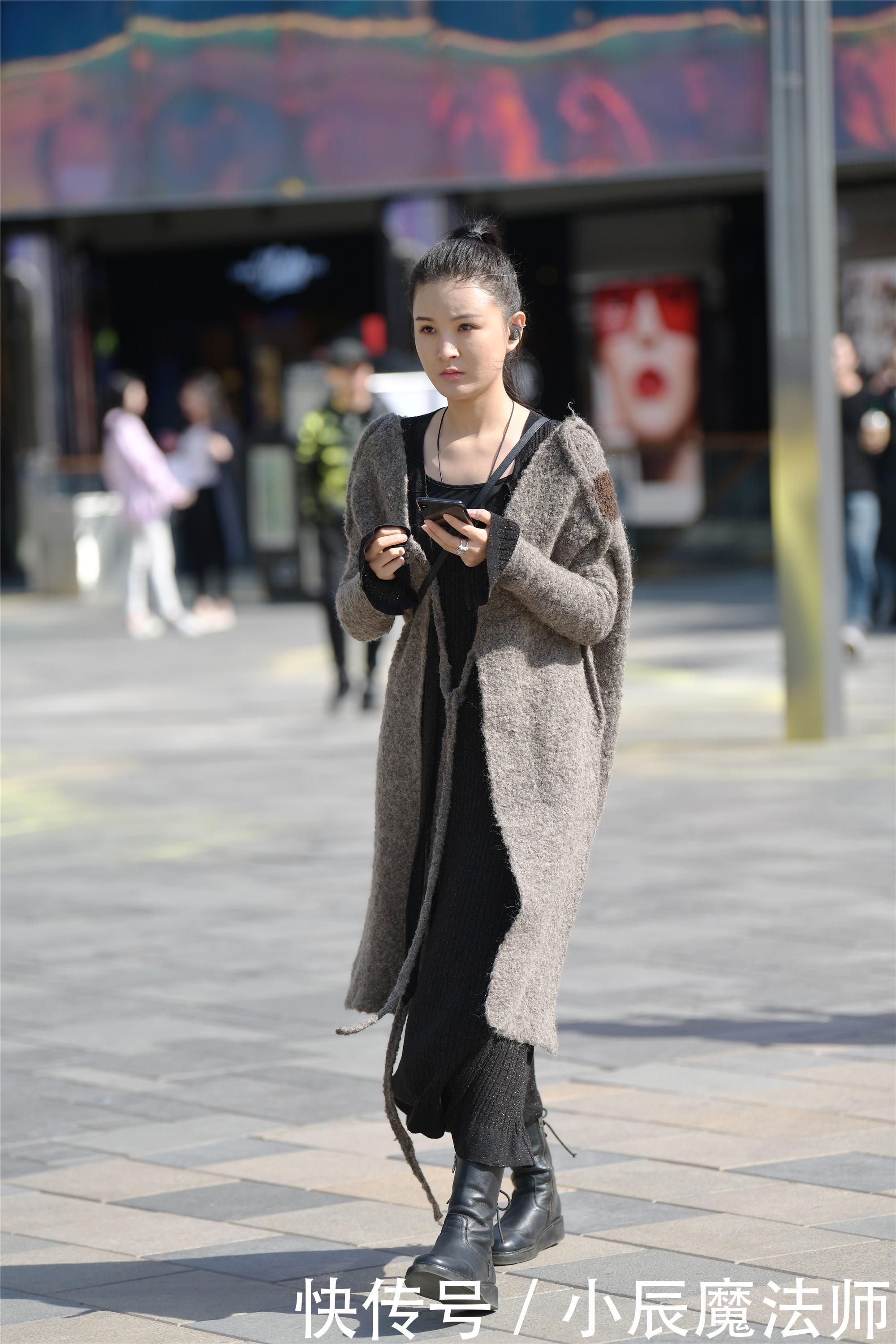 显得|美女黑色长款连衣裙，搭配浅灰色羊绒大衣，显得人很清秀！
