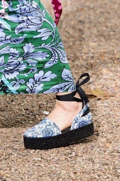 草编包 完爆小白鞋!这双神仙凉鞋跪求你买,巨显腿长