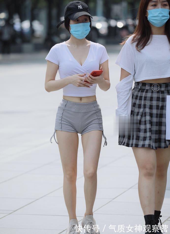 小姐姐 轻盈短装搭配,果然身材自信穿啥都好看