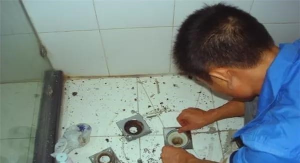师傅|安装马桶时,若师傅没有把“2孔”封住,别给安装费,太不敬业了