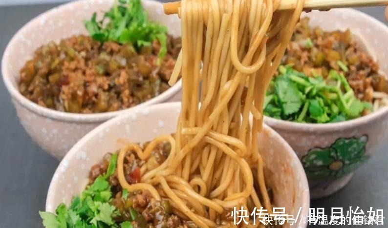 面点师|做炸酱面时,最忌出锅即吃,面点师记住这2点,面条劲道又滑爽