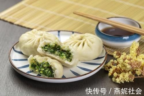 怎样让韭菜鸡蛋包子里的韭菜看起来新鲜绿油油的,不是那种黄色的?