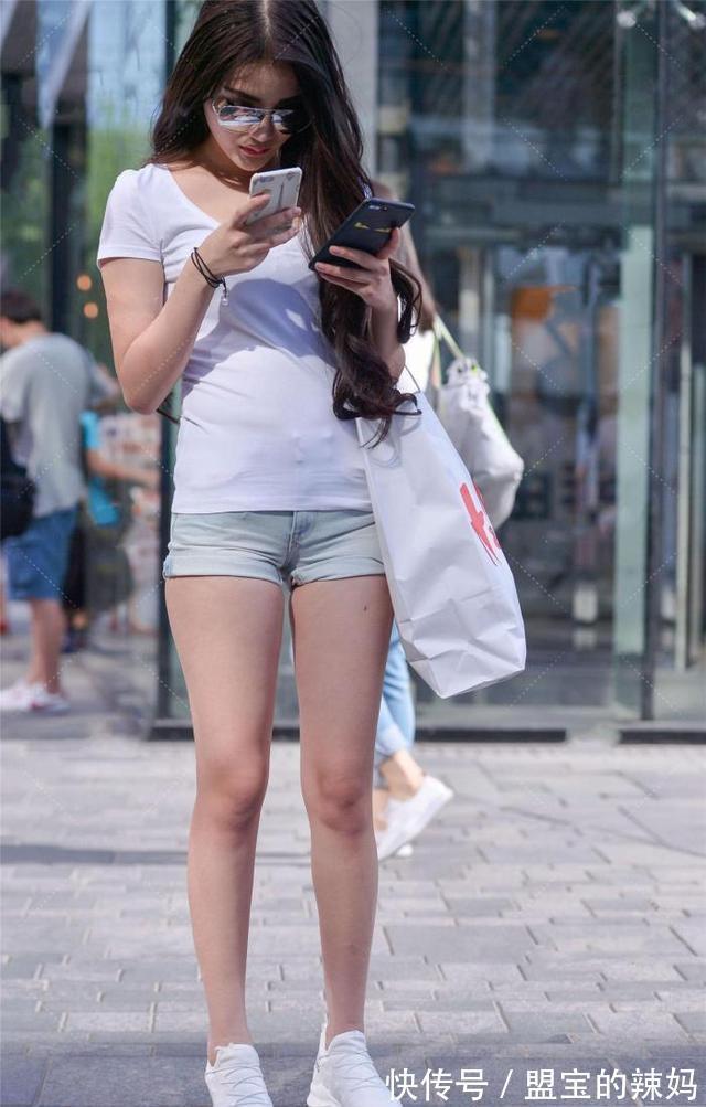 上衣 简单的白色上衣搭配纯色短裤,美女减龄好看,又显得可爱十足