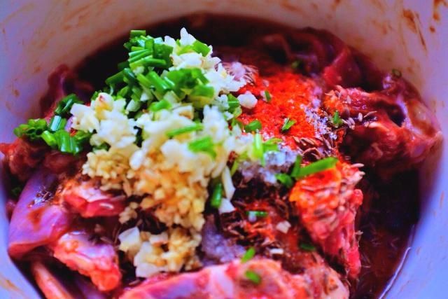 家庭烤箱也能做出来滋滋美味的烤羊排，吃起来外酥里嫩，还流汁