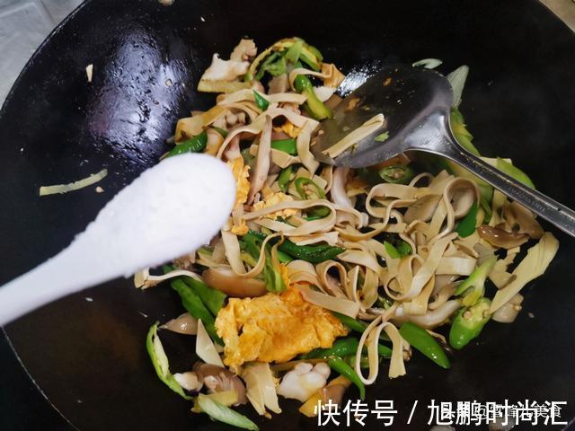 白菜|冬天别只会吃白菜！一盘简单小炒5分钟就上桌，营养高鲜美又好吃