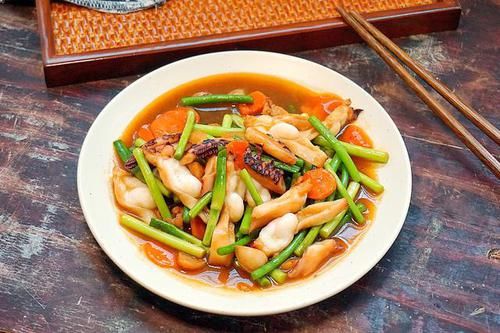 胡萝卜片|炒蒜苔，焯水还过油？其实都不对，这样做翠绿又鲜嫩