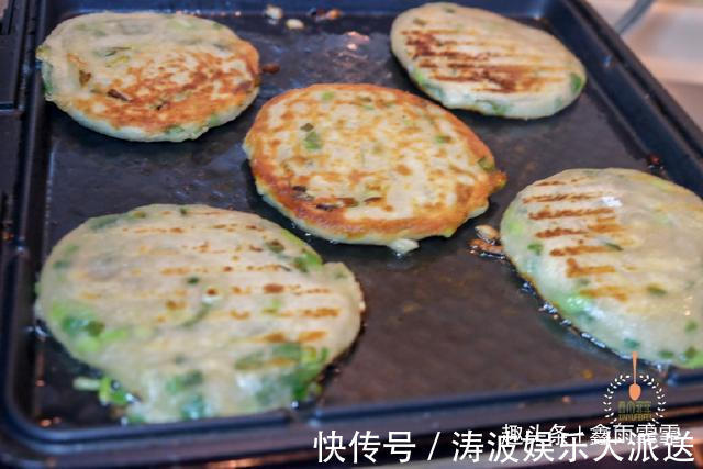 面团|葱油饼最好吃的做法,又香又软,一分钟一个,看看你喜欢吃不