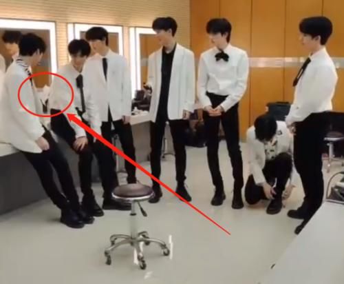 王牌：严浩羽用椅子拍大片，特意垫上卫生纸，下意识动作暴露素质