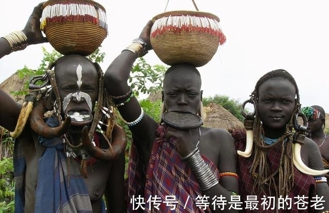 盤點(diǎn)最迷惑的部落審美：脖子套銅環(huán)、嘴唇塞盤子，這誰(shuí)接受得了