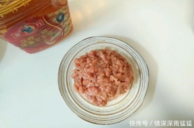 正宗的京酱肉丝在家做,卷一个塞嘴里,巨幸福