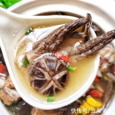 唇齿|排骨玉米菌菇汤一口下肚，唇齿留香