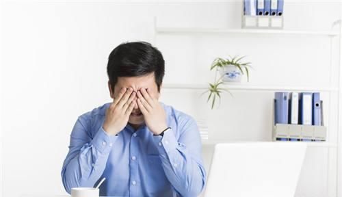 早上起床|男人早上起床后，若有以下3個癥狀，說明你正在衰老