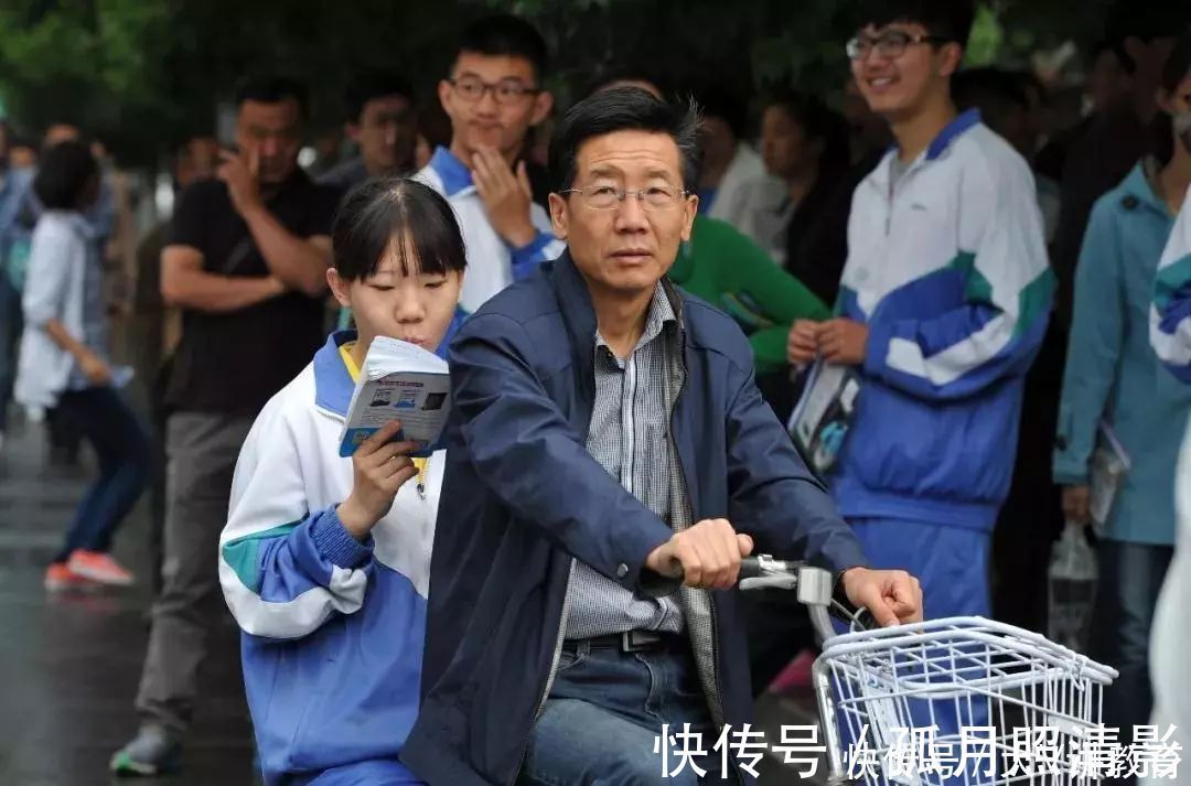 父亲|为参加小学家长会,父亲把衣服“反过来”穿,被其他家长夸情商高