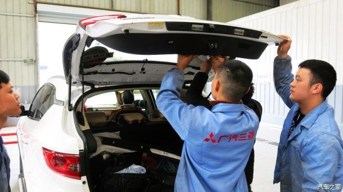 尾门维修实拍 让他们判断一下问题的解决方案 乐惠车
