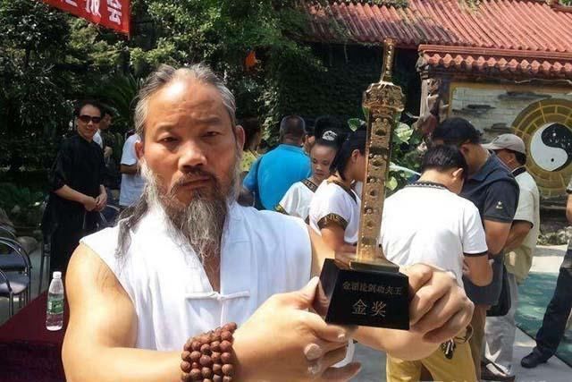 武术|中国硬气功第一人手比铁还硬,内力可敌泰森,靠比武招亲娶妻子