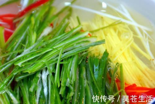 腌制|清蒸鱼,我从不放盐和料酒腌制,用上1招,鱼肉又鲜又嫩还不腥