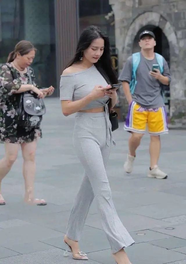搭配 修身长裤轻盈舒适又大方,简约休闲凸显女人味