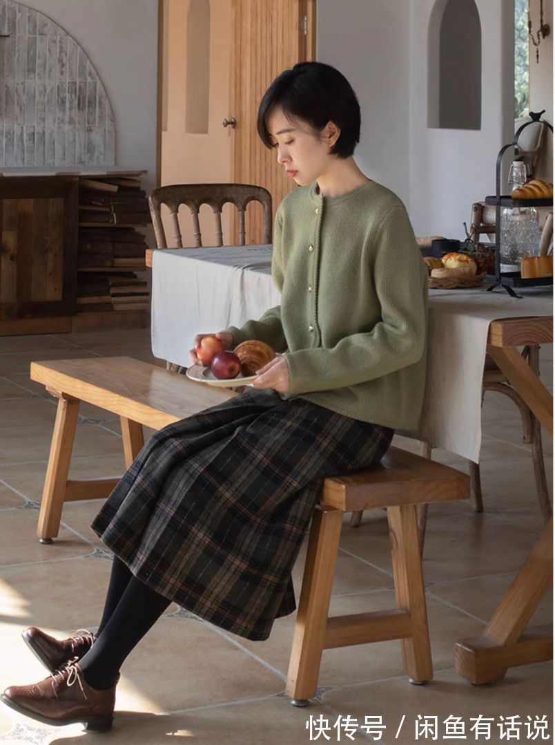 格纹|40岁女人别刻意扮嫩,学70后博主穿“格纹裙+毛衣”,优雅又减龄