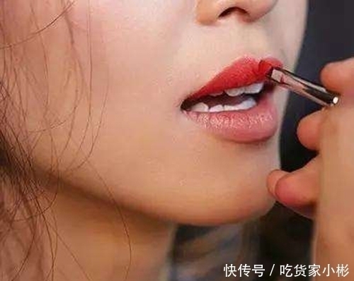 润唇膏|建议：口红不要直接涂，太假！教你3个步骤，自然有气色