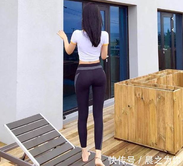 紧身 年轻靓丽的打底裤美女,展现出腰身的纤细曲线,散发青春气息!