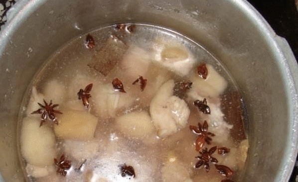 炖猪脚,第一步万万不能先焯水,很多人都弄错了,难怪猪脚炖不烂