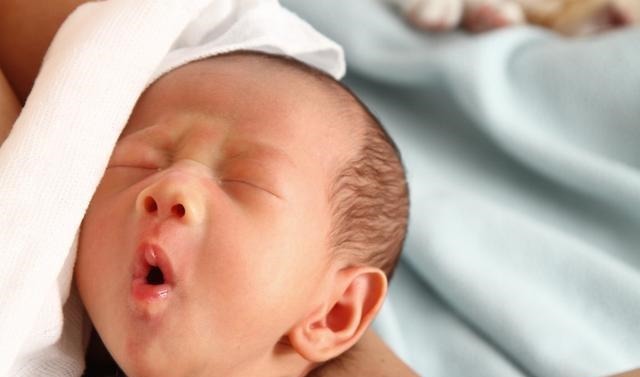 宝爸|月嫂犯困,出生2天新生儿摔出脑出血,负责人:孩子住医院舒服