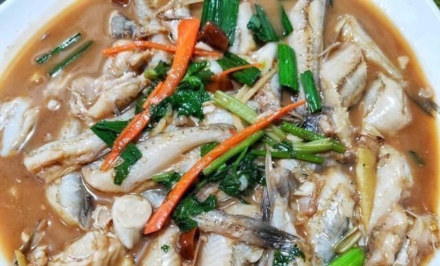 朋友聚餐，5个人点了10道菜花了350元，都说太值了