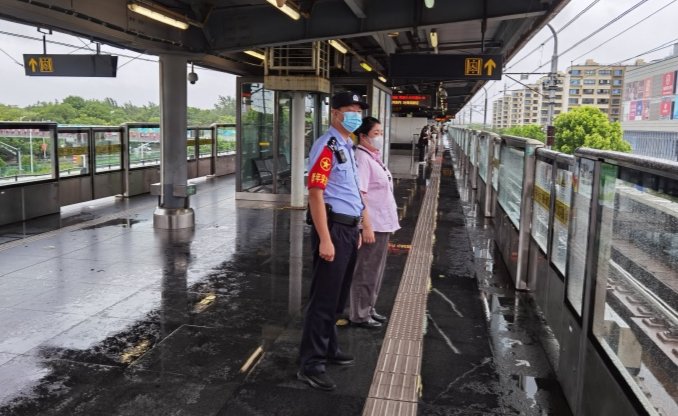 警情|台风暴雨突袭申城！ 上海公安民警雨中坚守岗位，守护城市安全