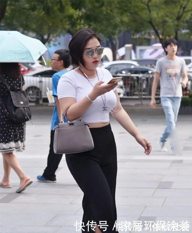 穿搭 随便穿搭的瑜伽裤展现时尚风情,展示美女白皙的肌肤,简单百搭