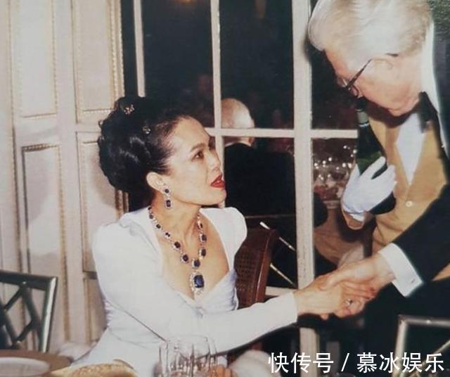 诗妮娜|诗妮娜受诗丽吉宠爱,把年轻时的首饰赠与她,苏提达的首饰露寒酸