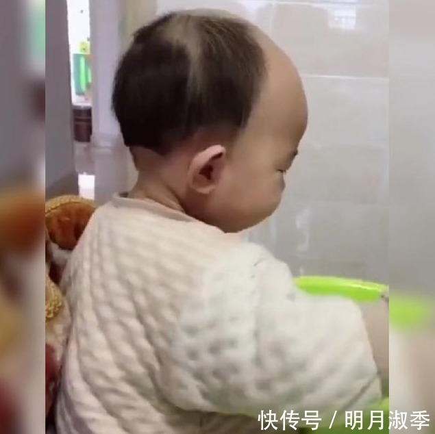 小技巧|2岁儿子乖巧吃饭,“地中海”发型太吸睛,网友:上辈子是个阿哥