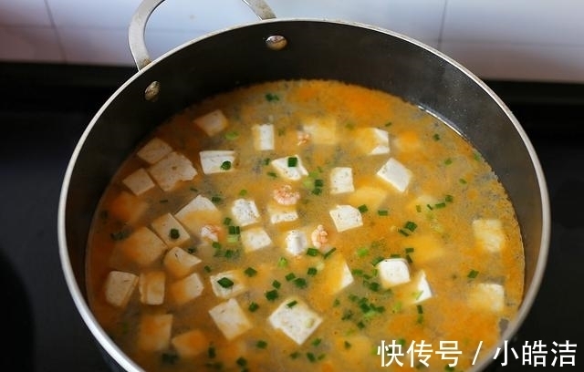 内酯豆腐|虾仁豆腐汤直接下锅煮就错了，多加这一步，汤头鲜香十足，味道好