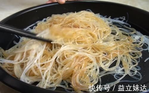 莲藕做丸子没想到这么好吃，不用水煮不油炸，咬一口鲜香又脆嫩