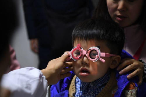 遗传|了解近视的真正原因后,才知最有效的预防方式,是让孩子多出去玩