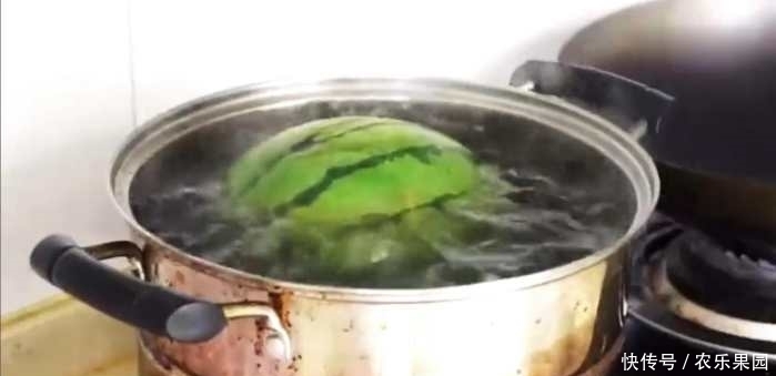 尝试一下|实拍:男友把西瓜放在水里煮熟,切开后的样子令人称奇!
