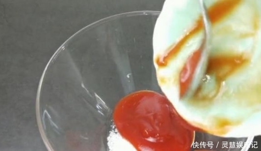 家里剩5个鸡蛋,妈妈简单一做,看起来太好吃了,这做法你见过吗